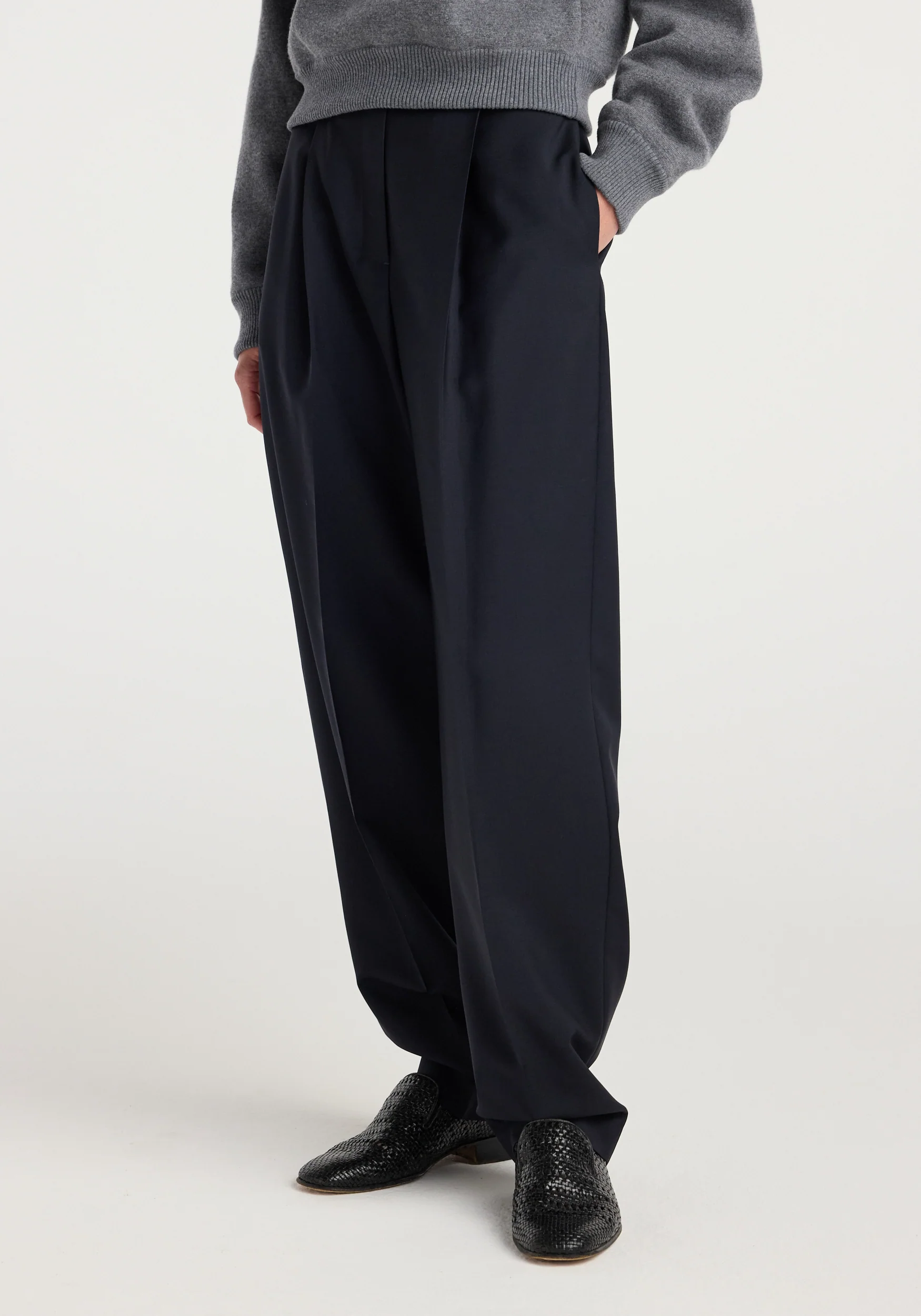 Daria - Single pleat tapered trousers | navy - Image 2