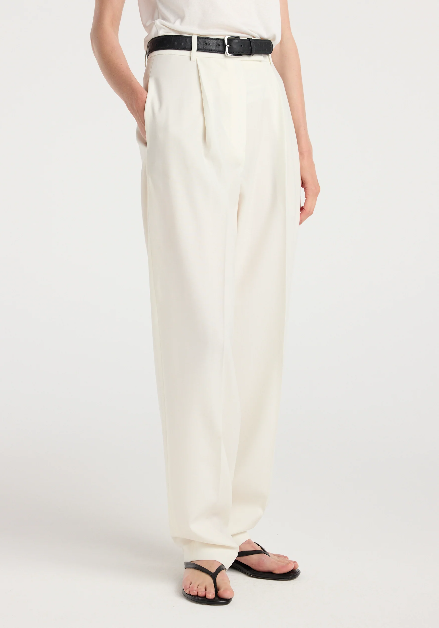 Daria - Single pleat tapered trousers | off white - Image 2