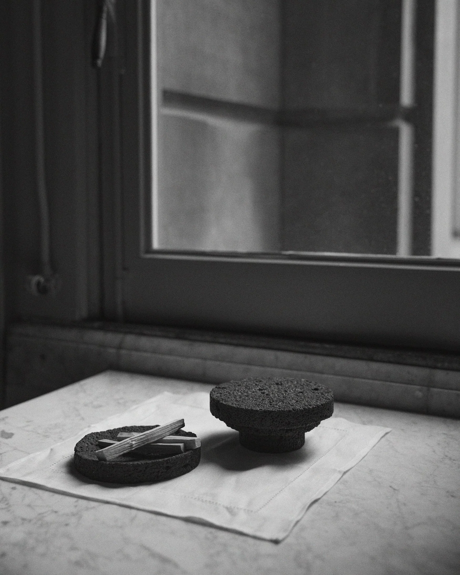 Elevated Sculptural Tray - Image 4