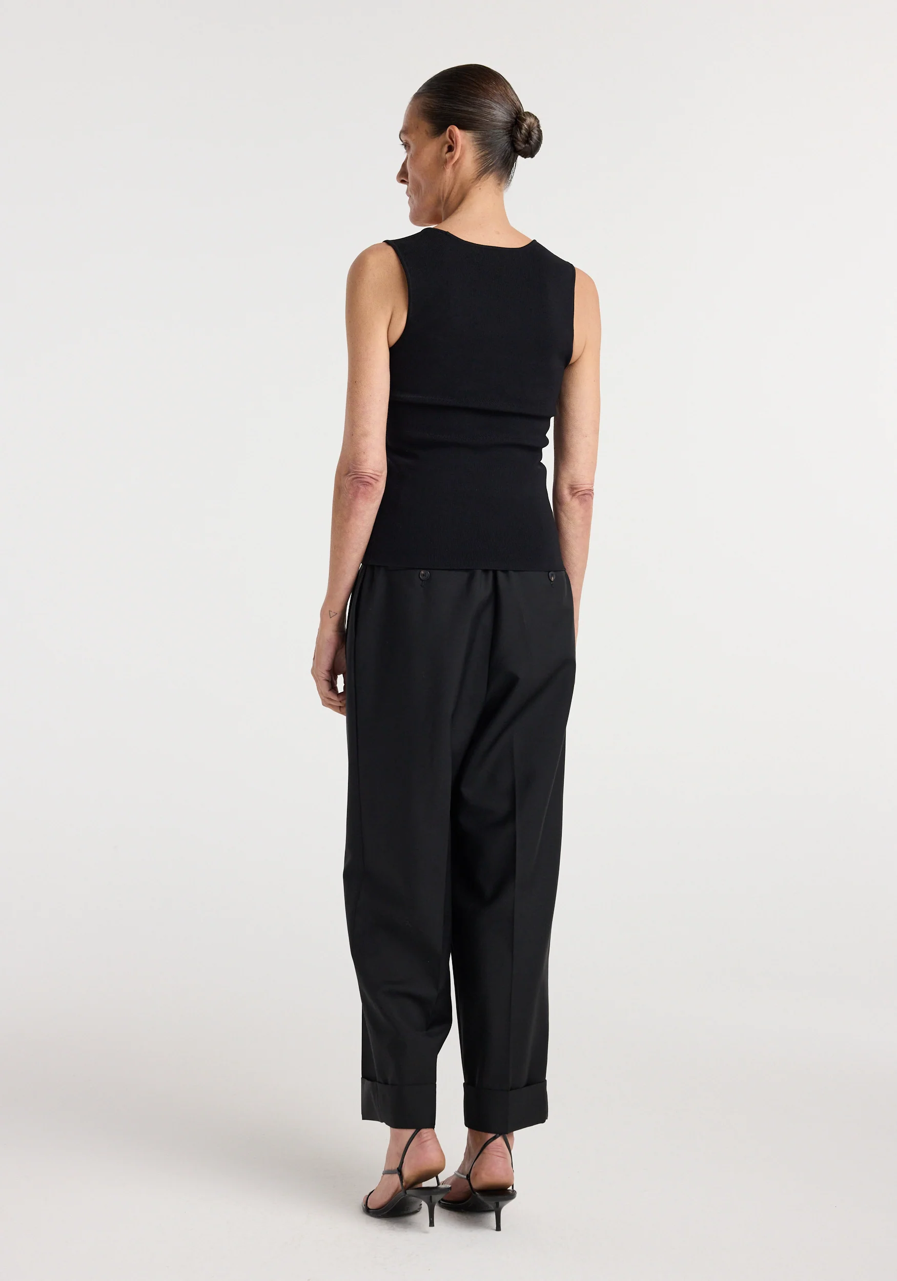 High-waist turn-up trousers | black - Image 4