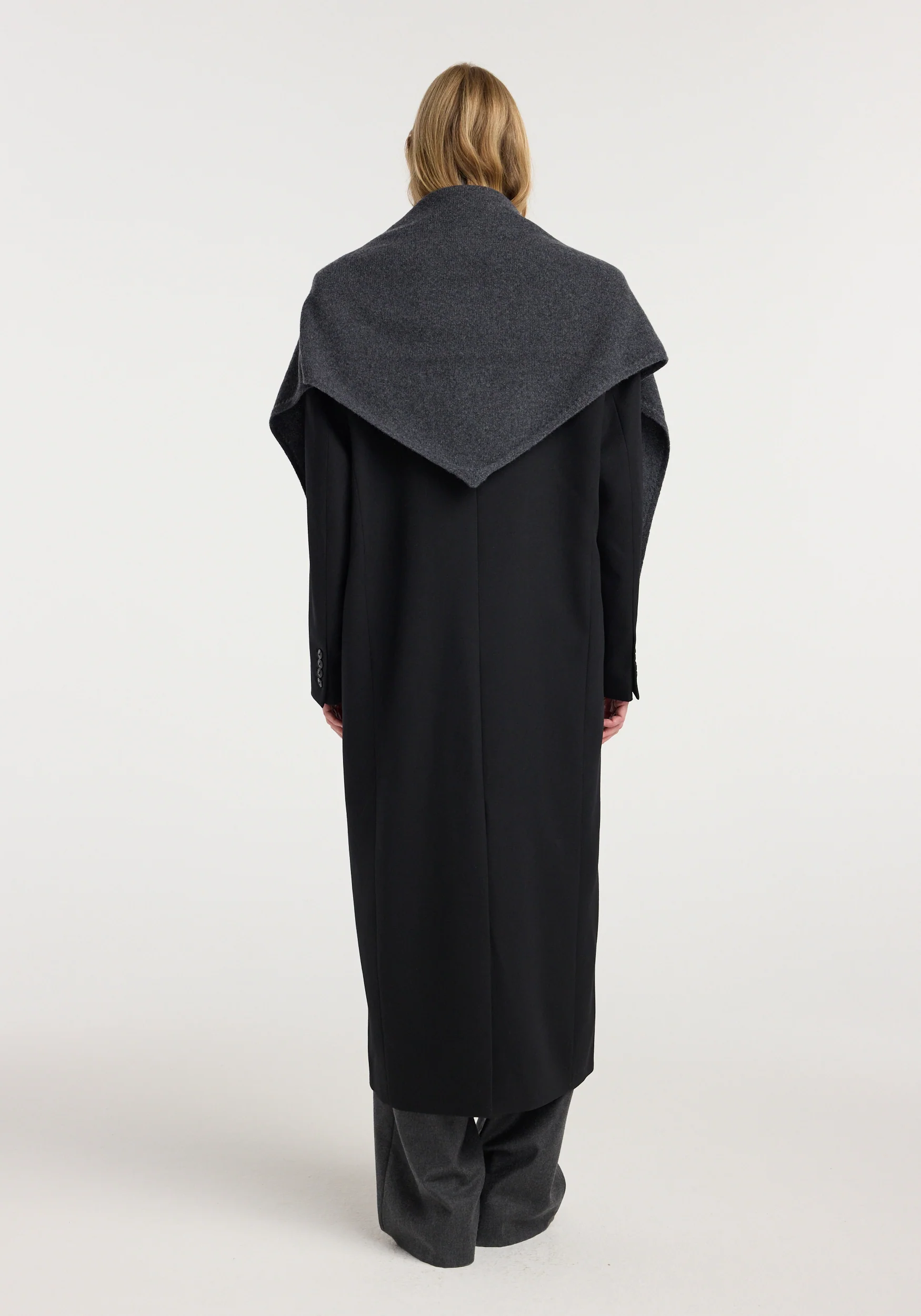Large knitted triangle scarf | anthracite melange - Image 3