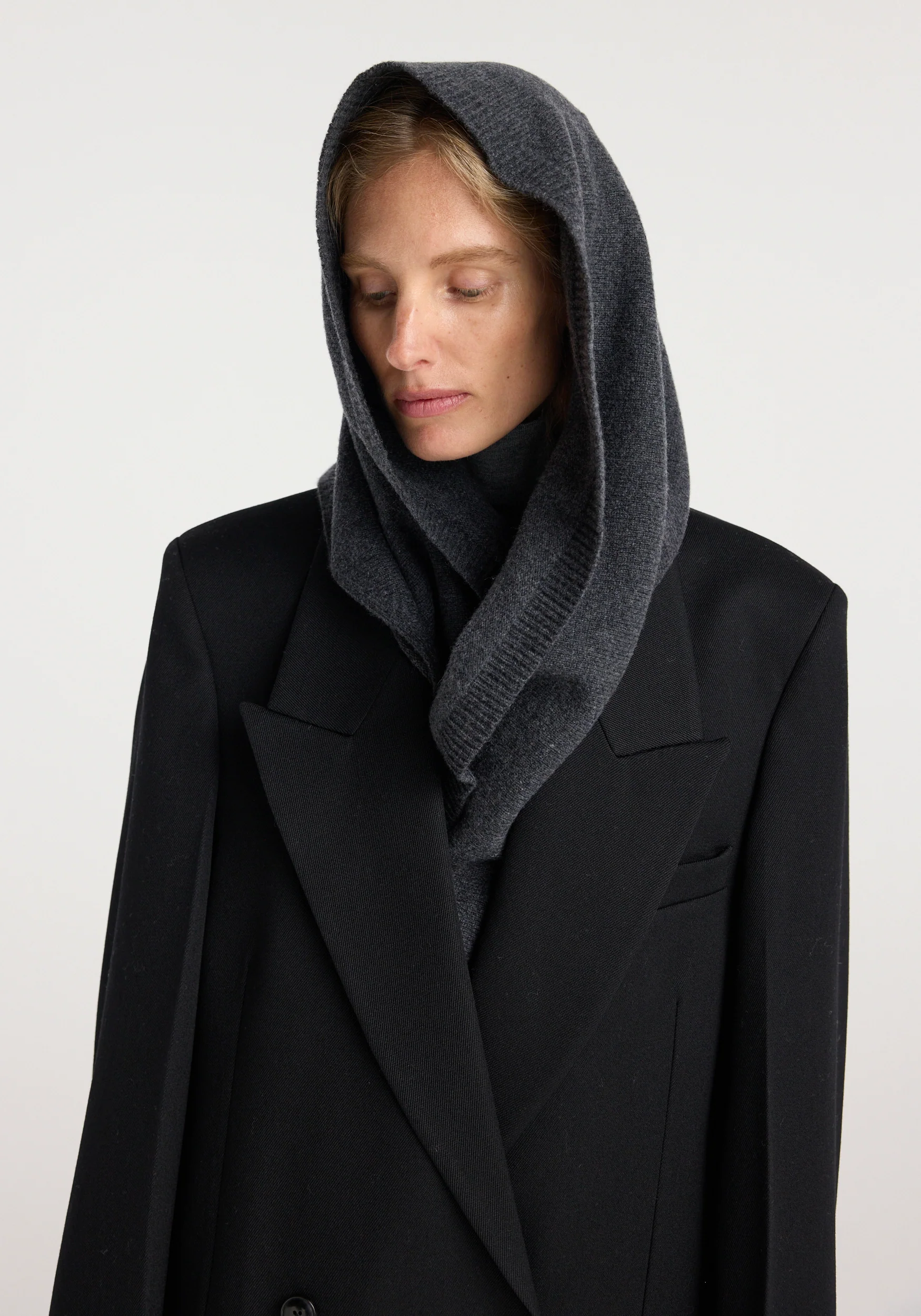 Large knitted triangle scarf | anthracite melange - Image 5