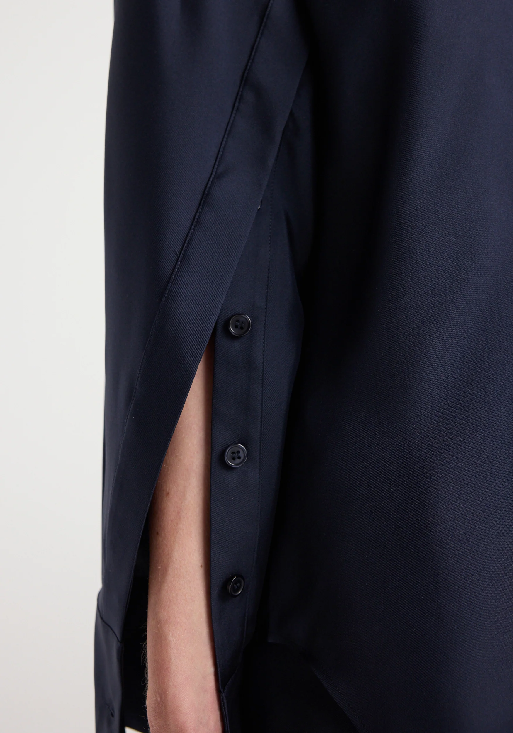 Silk open-sleeve detailed shirt | night - Image 6