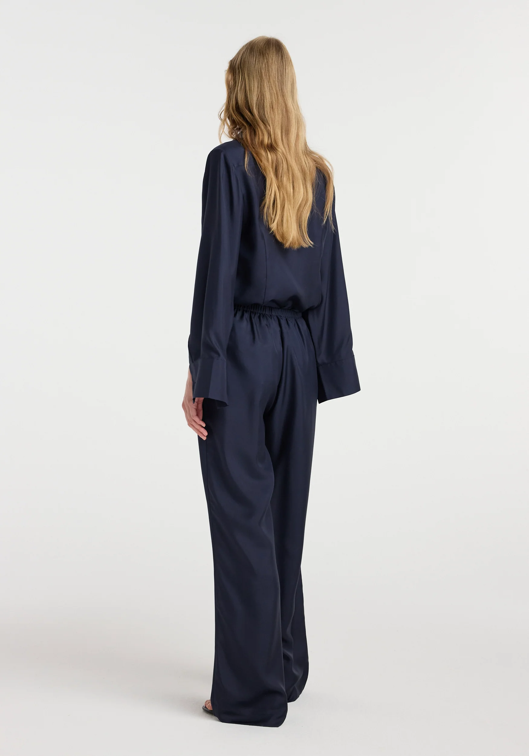 Silk relaxed trousers | night - Image 4