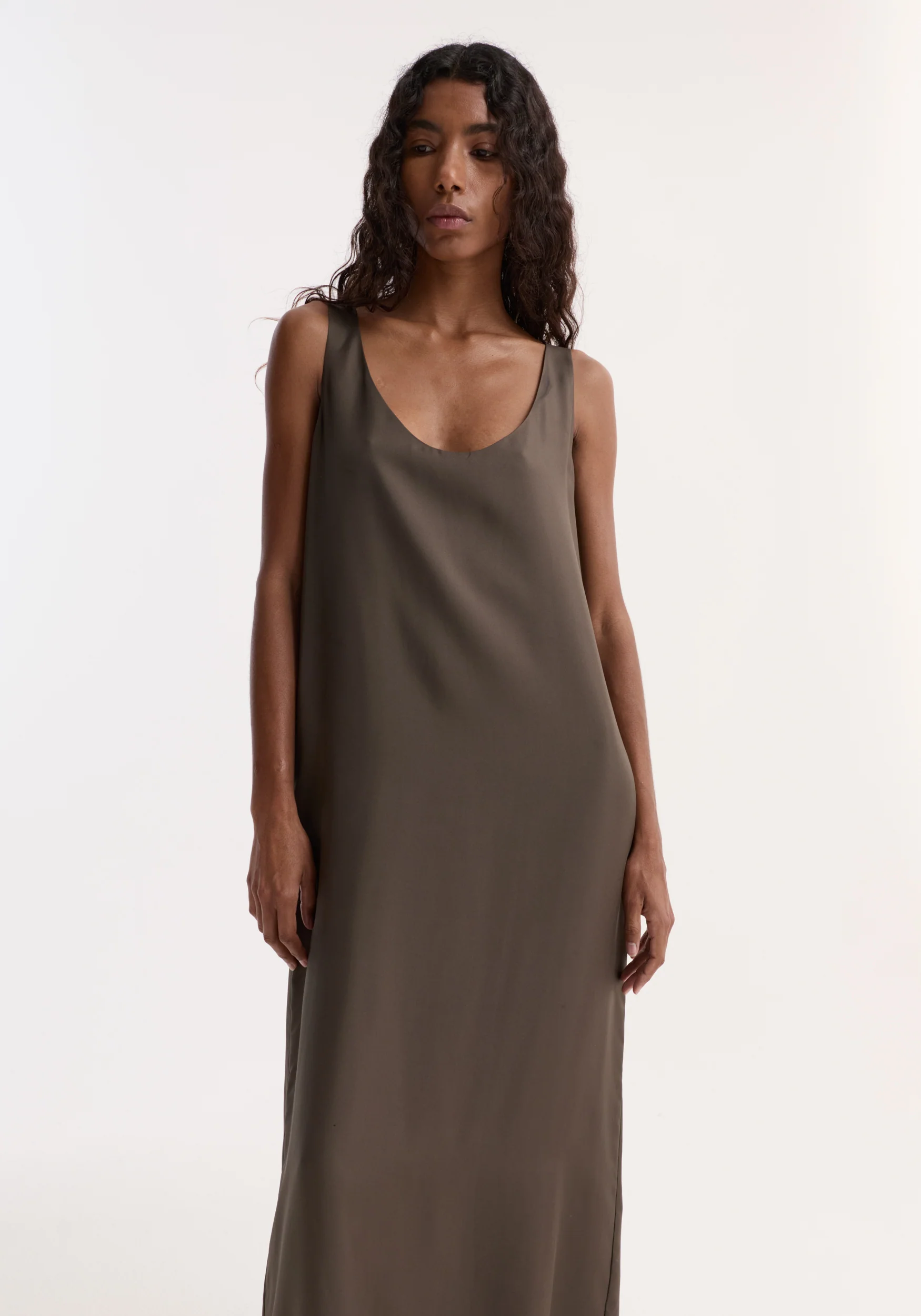 Silk scoop-neck dress | earth - Image 3