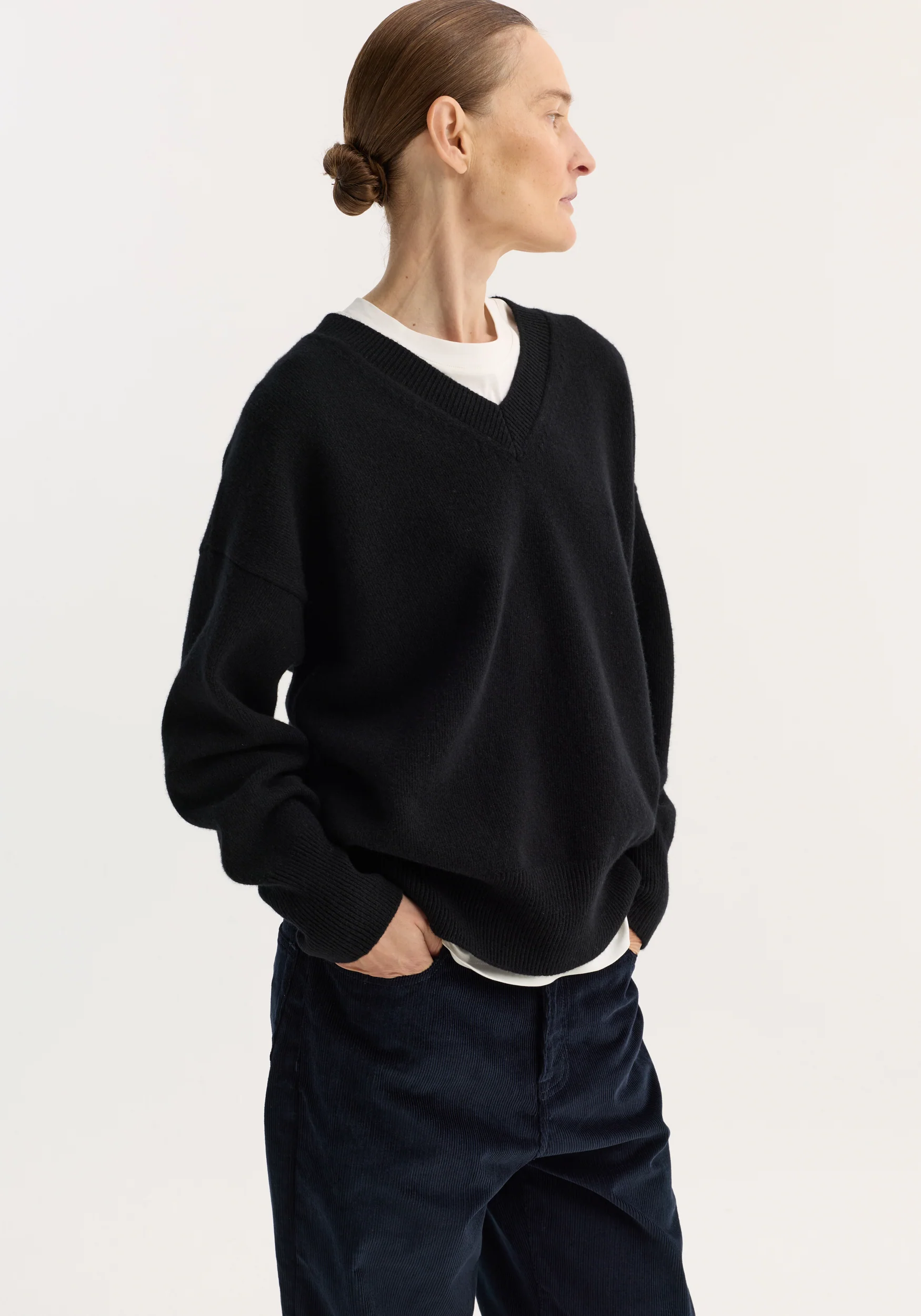 V-neck knitted jumper | black - Image 2
