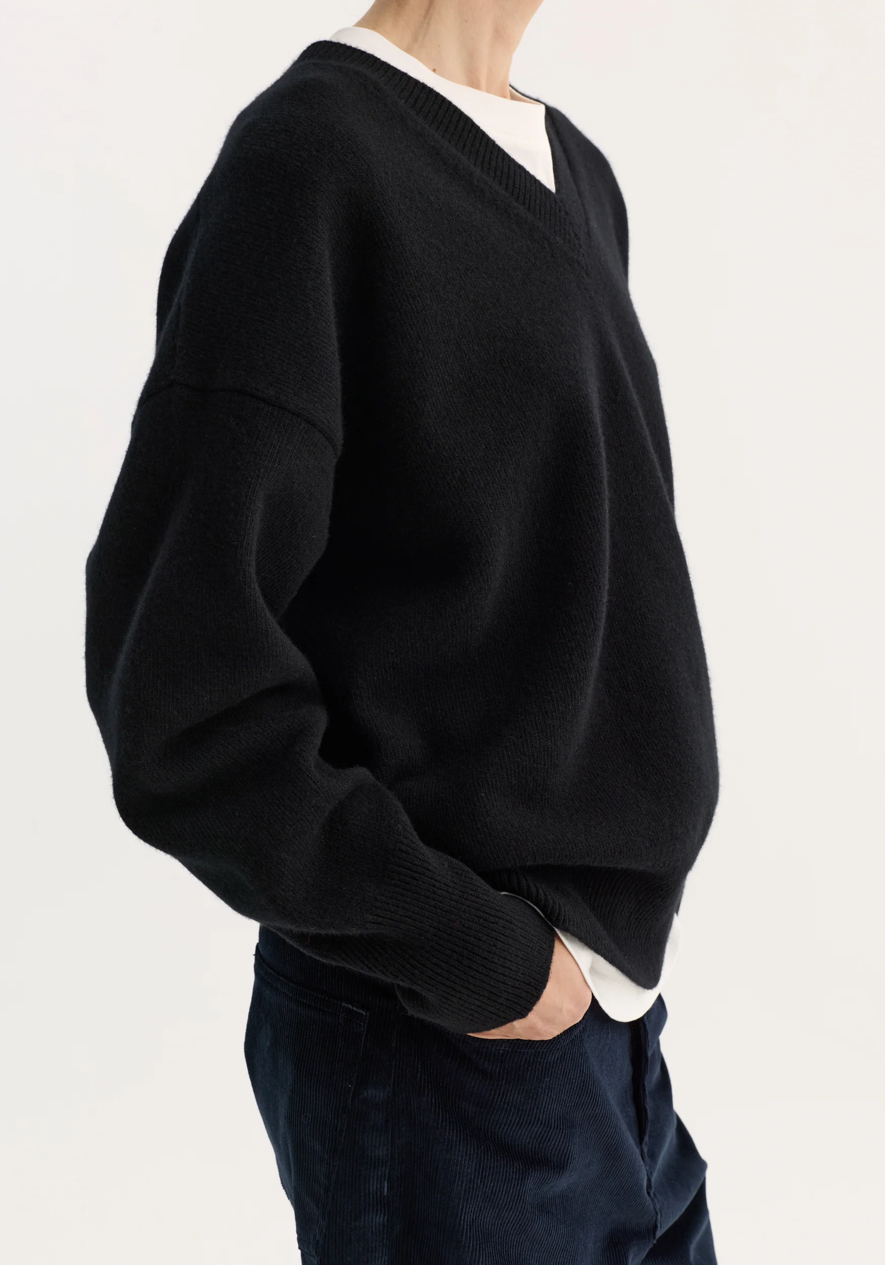 V-neck knitted jumper | black - Image 3