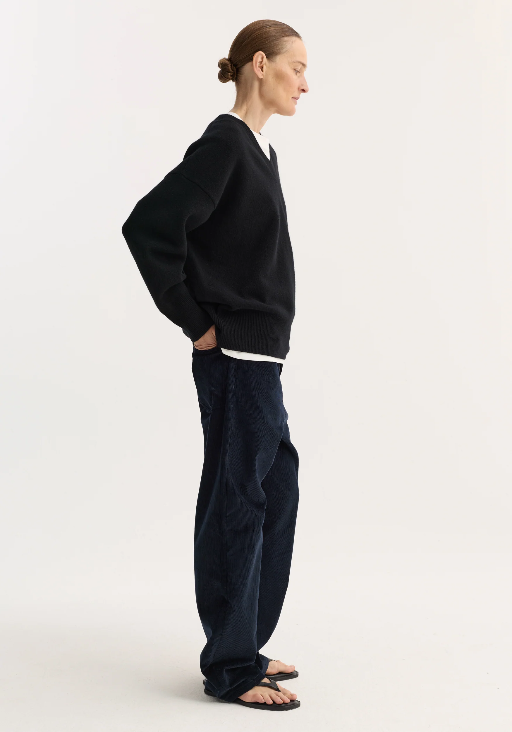 V-neck knitted jumper | black - Image 4