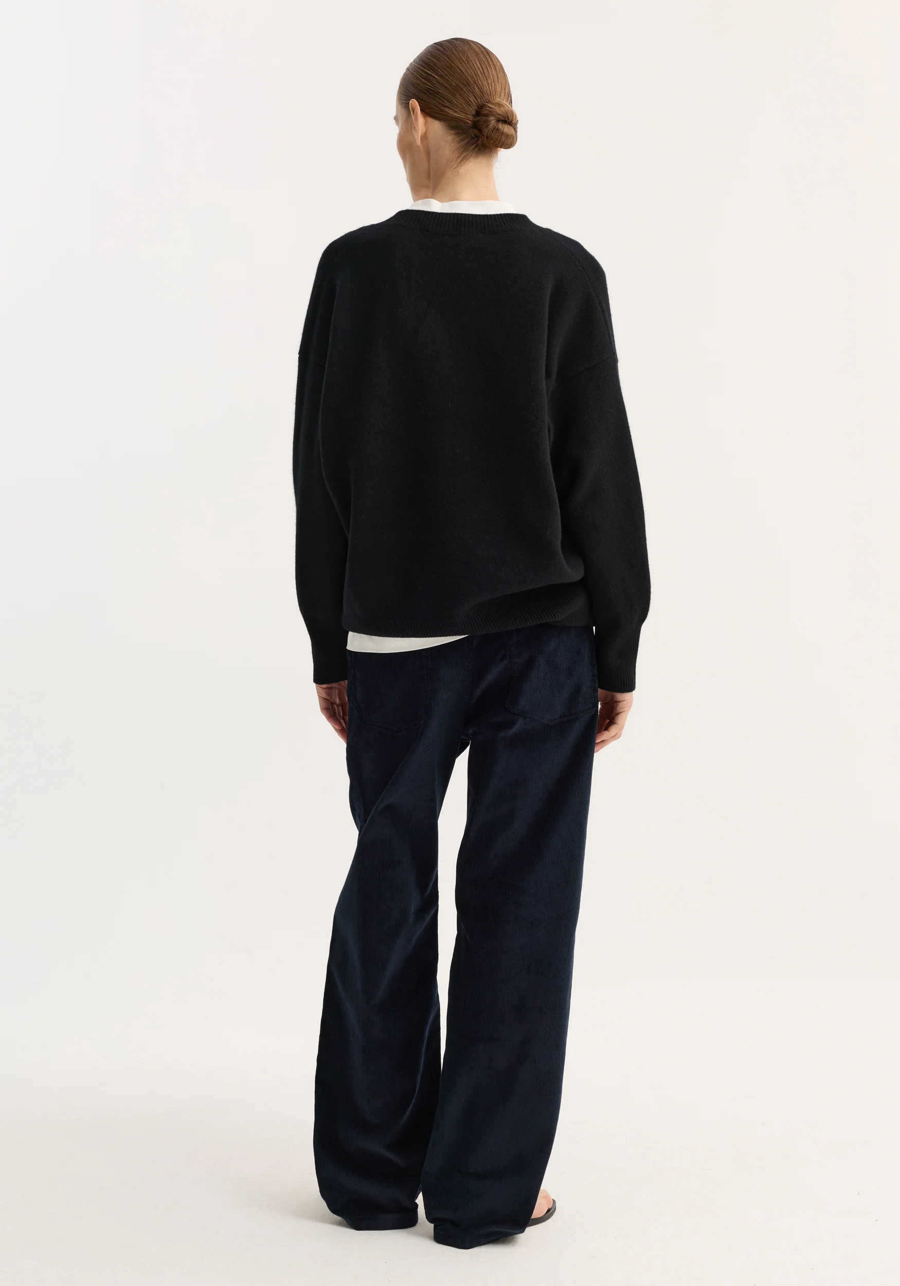 V-neck knitted jumper | black - Image 5