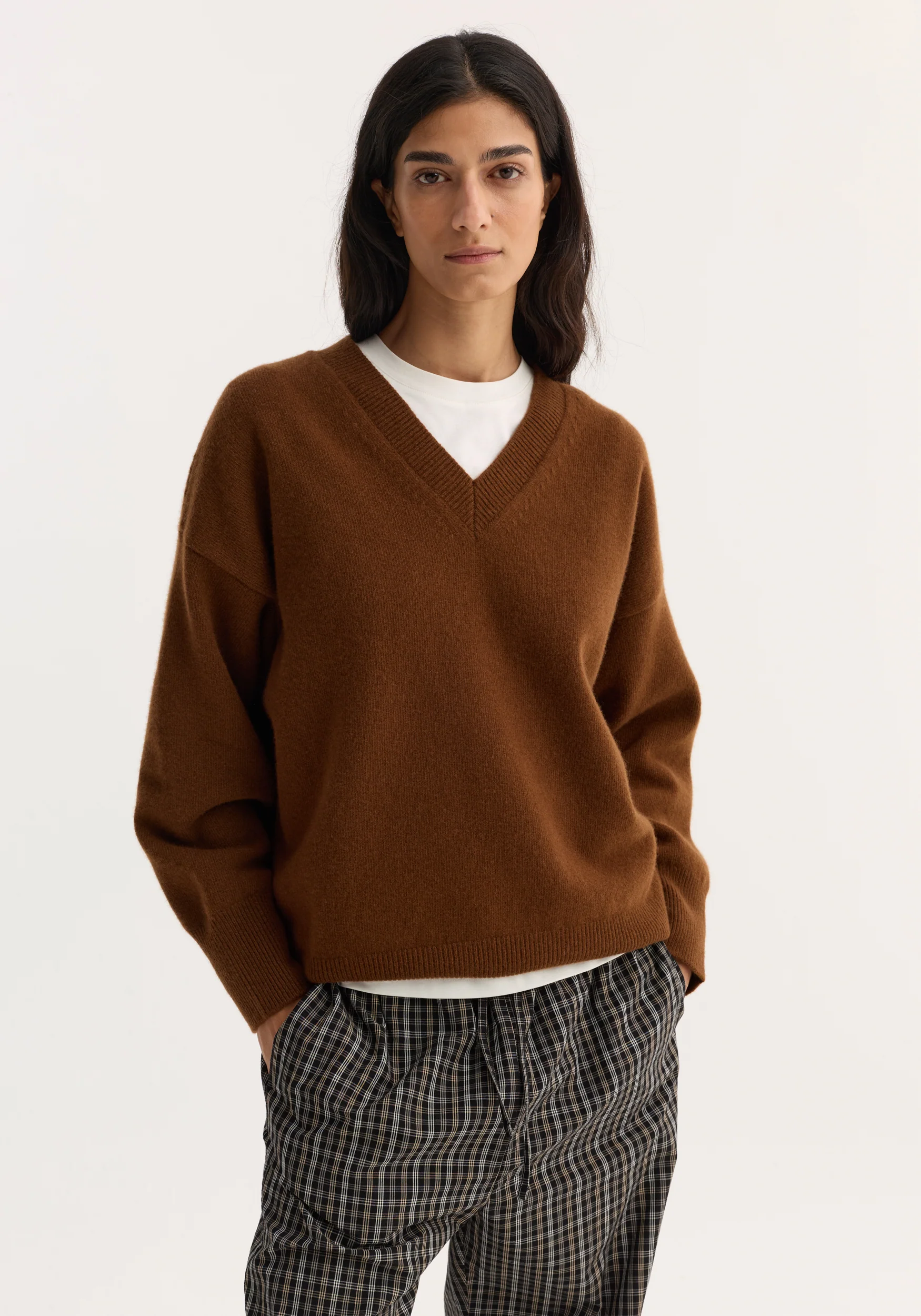 V-neck knitted jumper | rust - Image 4
