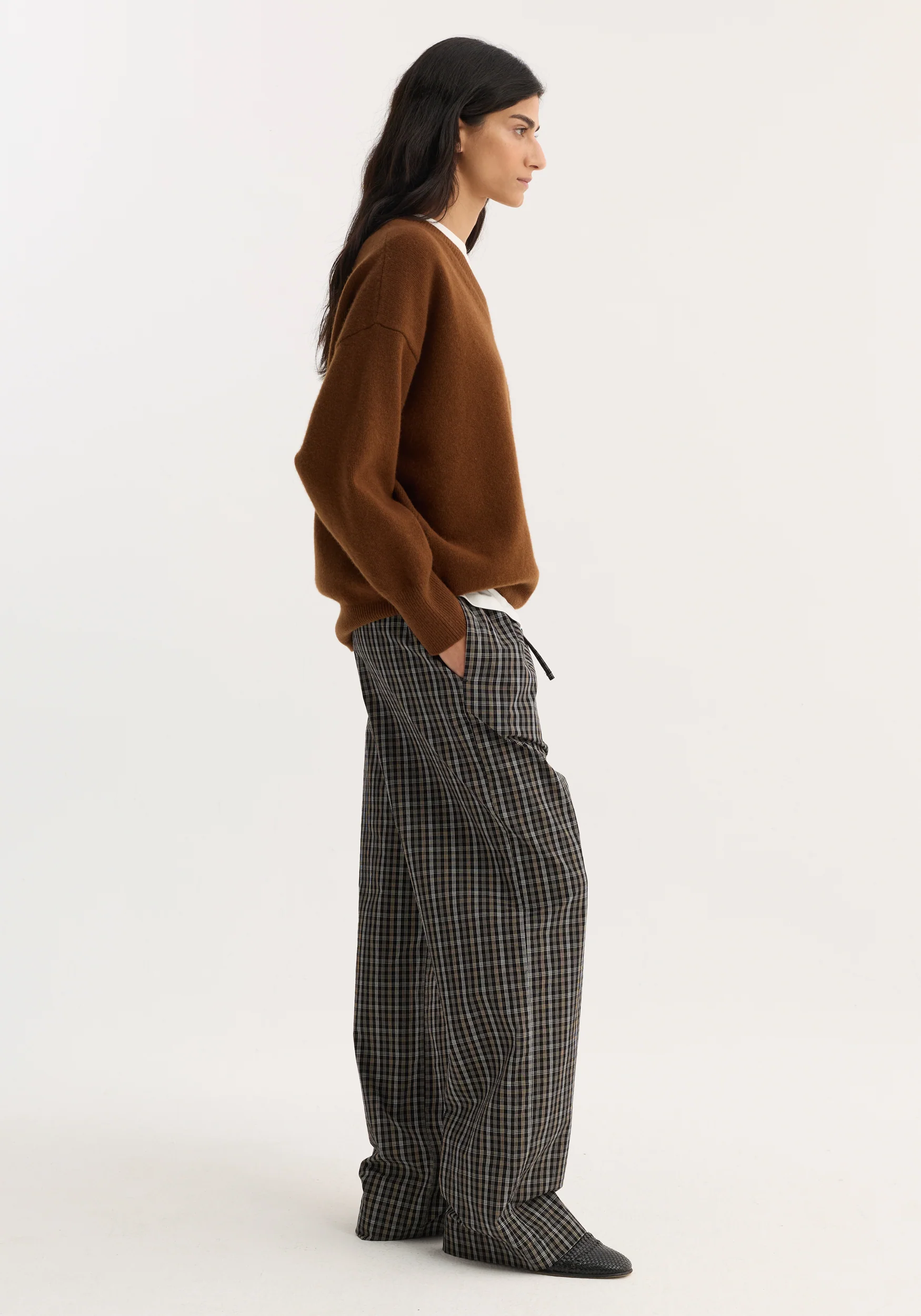 V-neck knitted jumper | rust - Image 5